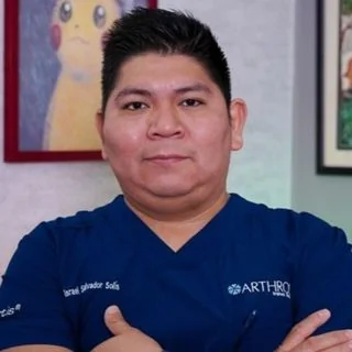 Foto de Dr. Israel Salvador Solís, Ortopedia y Traumatología en Torreón