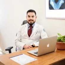 Foto de Dr. Carlos Navarro Hernández, Ortopedia y Traumatología en Querétaro
